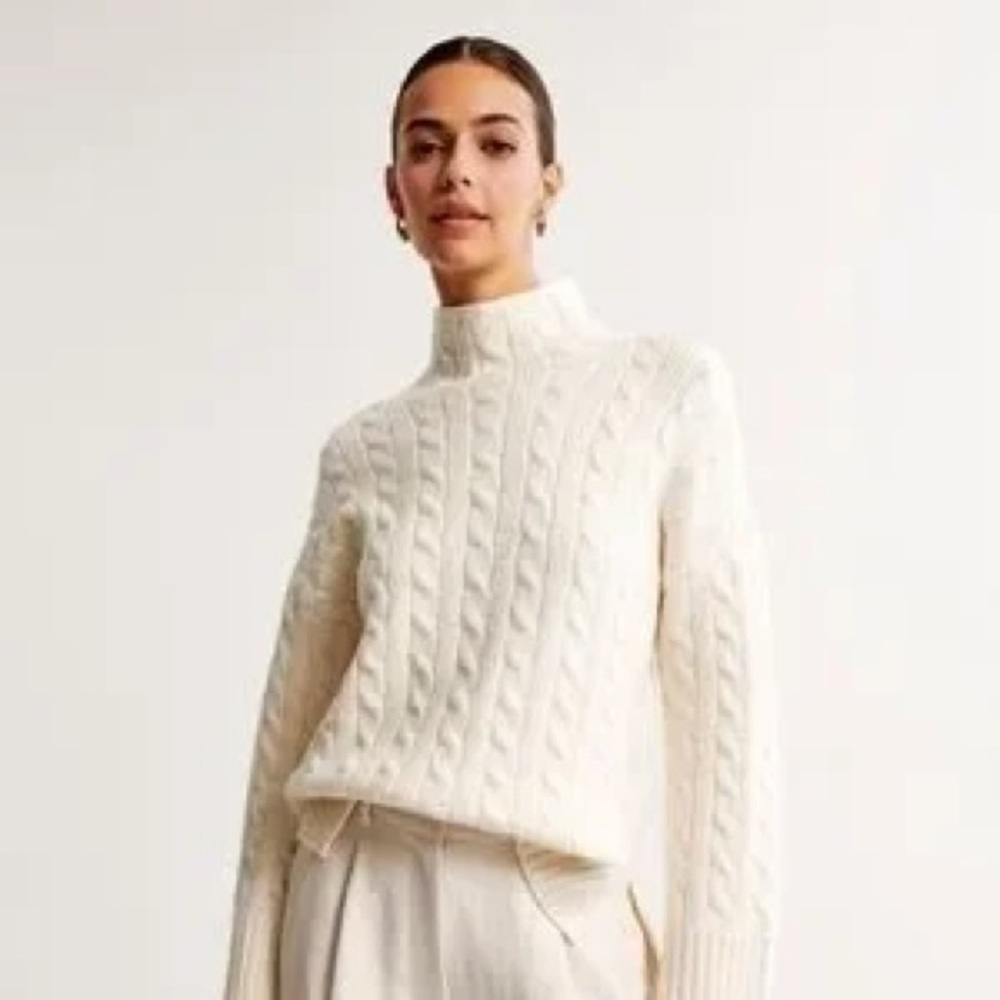 Abercrombie & Fitch Women's cable easy funnel neck Sweater in cream small